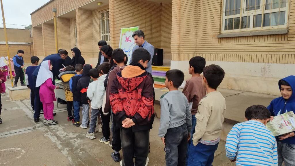 هفته کتاب و کتابخوانی درمدرسه سعدی روستای چشمه خزانه