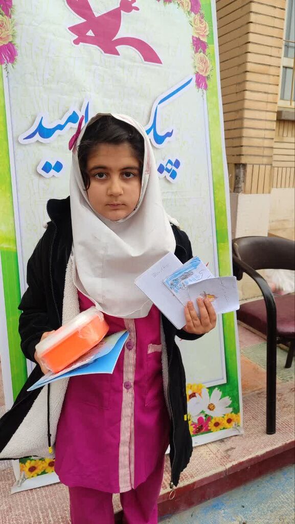 هفته کتاب و کتابخوانی درمدرسه سعدی روستای چشمه خزانه