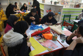 استقبال دانش‌آموزان هنرستان دانشوران از نمایشگاه کتاب‌های حسی‌ و لمسی کانون