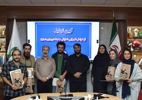 تجلیل مدیرکل کانون لرستان از عوامل نمایش خیاط کوچولوبه روایت تصویر