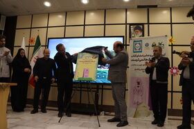 آیین رونمایی و جشن امضای کتاب «تیترها از تانک ها نمی ترسند»