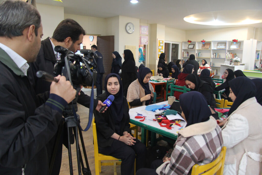 استقبال دانشآموزان هنرستان دانشوران از نمایشگاه کتابهای حسی و لمسی کانون