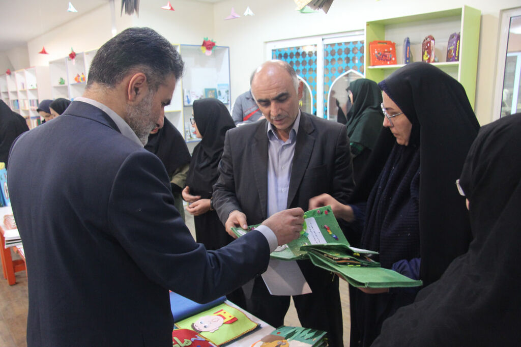 استقبال دانشآموزان هنرستان دانشوران از نمایشگاه کتابهای حسی و لمسی کانون