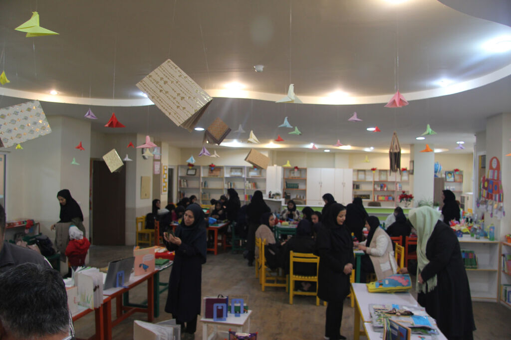 استقبال دانشآموزان هنرستان دانشوران از نمایشگاه کتابهای حسی و لمسی کانون