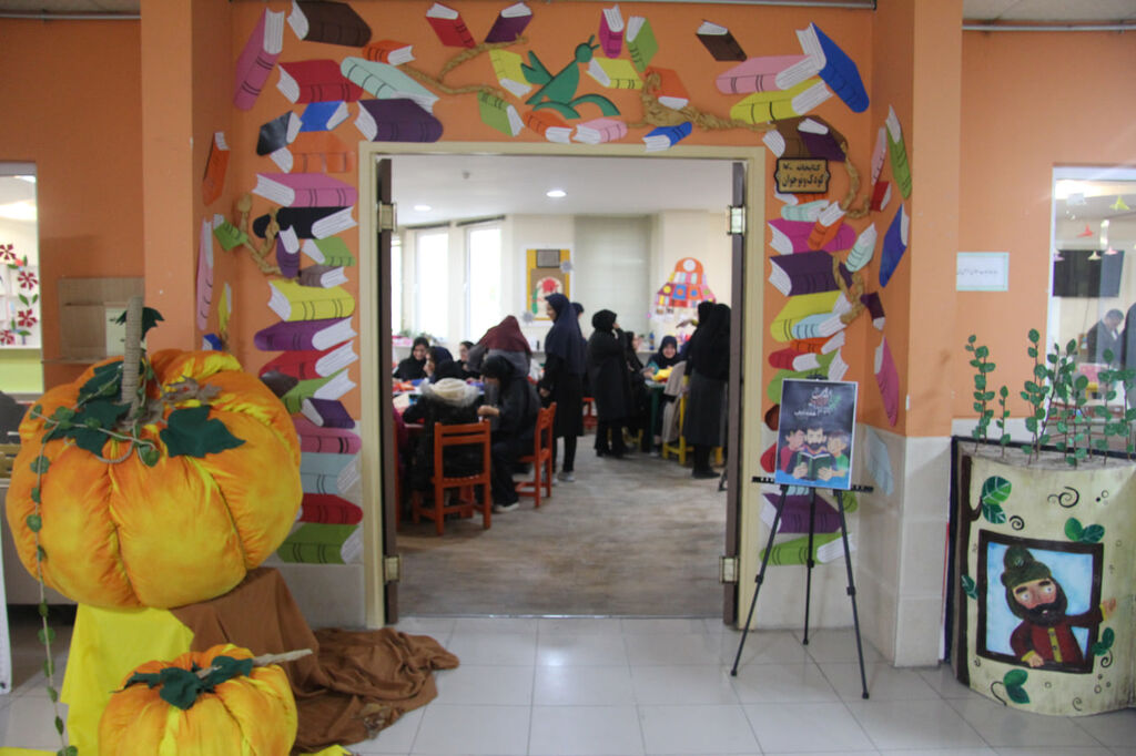 استقبال دانش‌آموزان هنرستان دانشوران از نمایشگاه کتاب‌های حسی‌ و لمسی کانون