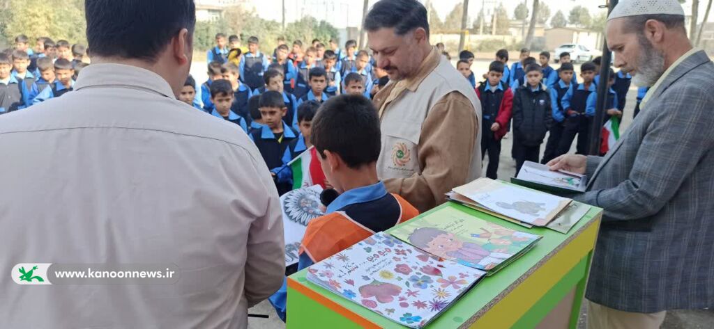 پرواز «هزار درنای کاغذی» بر بام مدارس گلستان