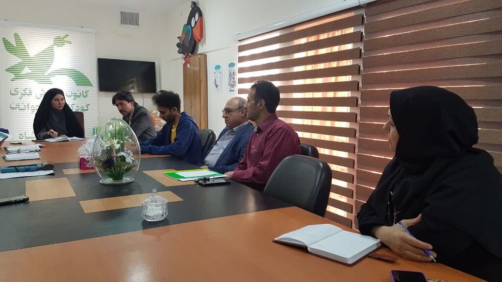 نشست هم‌اندیشی جشنواره ملی شعر نوجوان و نشان محبت در کانون کرمانشاه