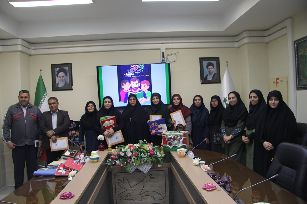 برگزاری نشست تخصصی آموزش ساخت کتاب‌های دست‌ساز «حسی‌ـ‌لمسی» و تجلیل از آثار برگزیده در کانون آذربایجان‌غربی