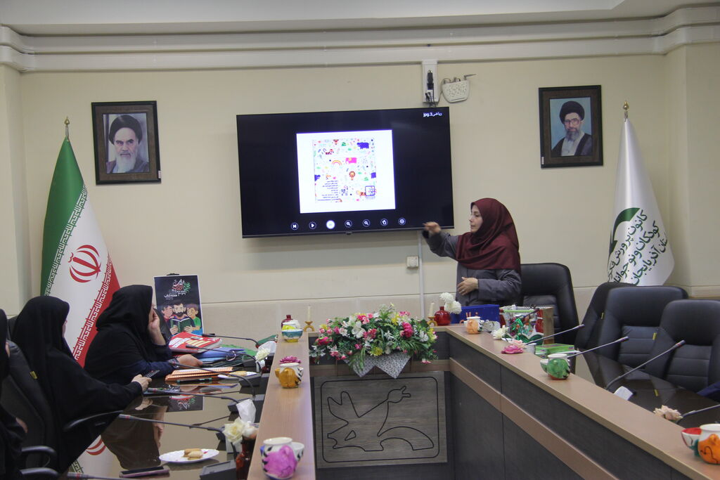 برگزاری نشست تخصصی آموزش ساخت کتابهای دستساز «حسیـلمسی» و تجلیل از آثار برگزیده در کانون آذربایجانغربی