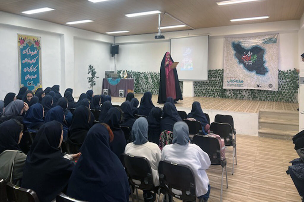 آغاز فصل روشنایی در هفته کتاب و کتابخوانی / دنیای یار مهربان میزبان نوجوانان انزلی شد