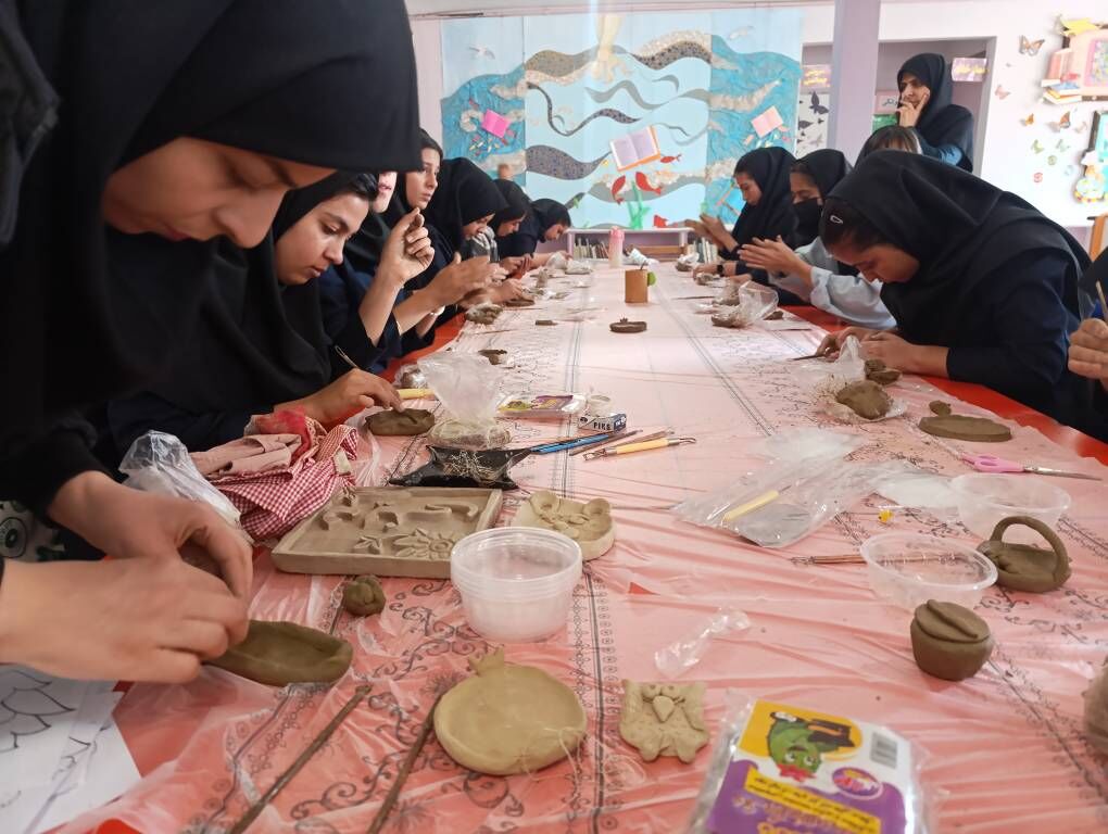 کانون مرکز آباده میزبان دانشآموز هنرستان هاجر در ویژهبرنامه هفته کتاب و کتابخوانی شد