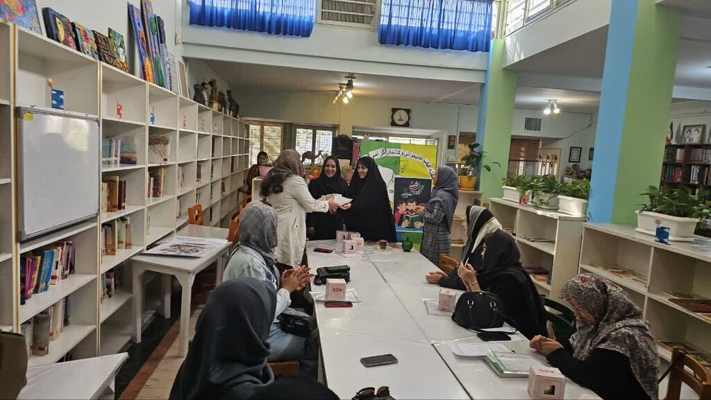 تقدیر از اعضای باشگاه کتابخوانی مادران در مرکز هشتگرد