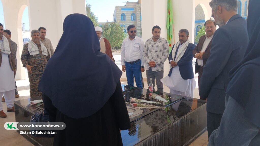 حضور همکاران کانون سیستان و بلوچستان در آیین عطرافشانی مزار شهدا به مناسبت هفته کتاب