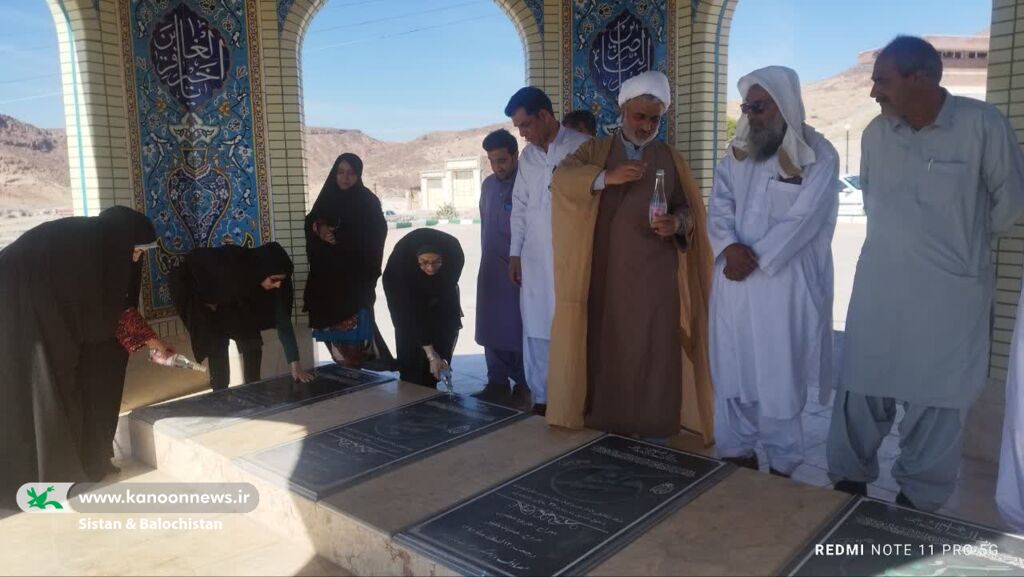 حضور همکاران کانون سیستان و بلوچستان در آیین عطرافشانی مزار شهدا به مناسبت هفته کتاب