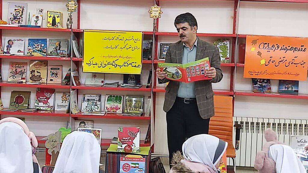 دانش آموزان و اعضا با «مرتضی حاتمی» نویسنده کتاب «نمک شیرین» دیدار کردند