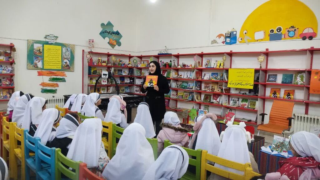 دانش آموزان و اعضا با «مرتضی حاتمی» نویسنده کتاب «نمک شیرین» دیدار کردند