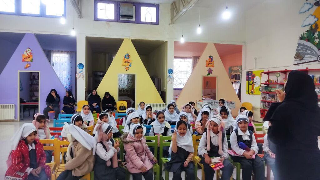 دانش آموزان و اعضا با «مرتضی حاتمی» نویسنده کتاب «نمک شیرین» دیدار کردند