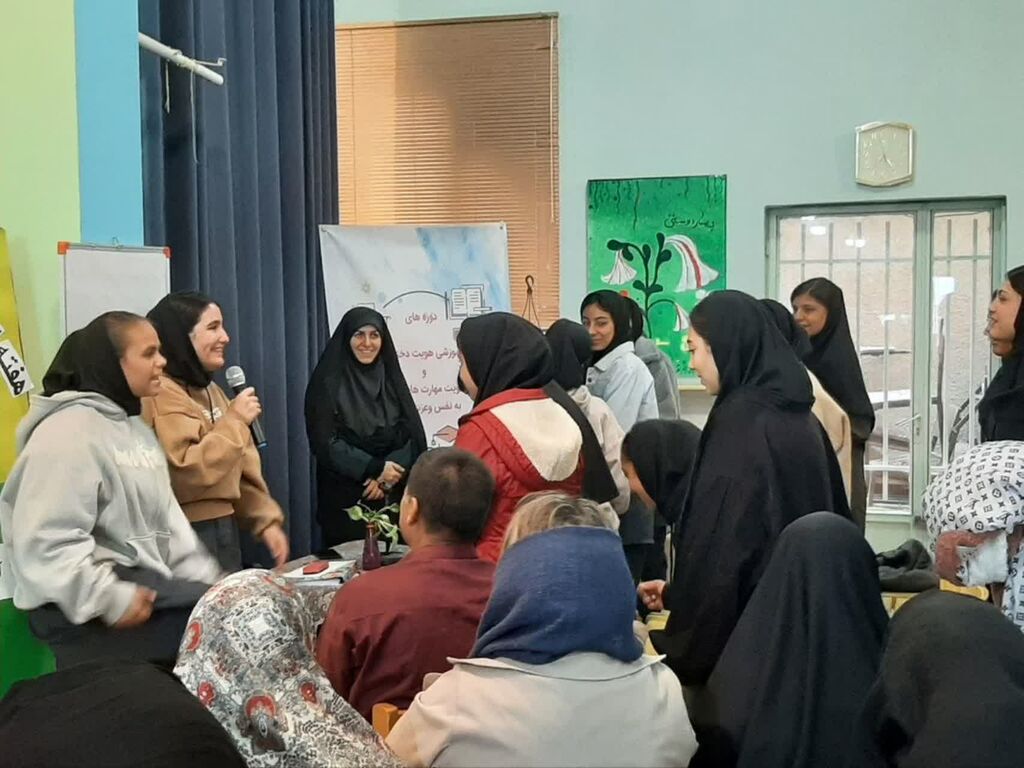 نشست دوره‌ی آموزشی هویت دخترانه و تقویت مهارت های اعتماد به نفس و عزت نفس دختران