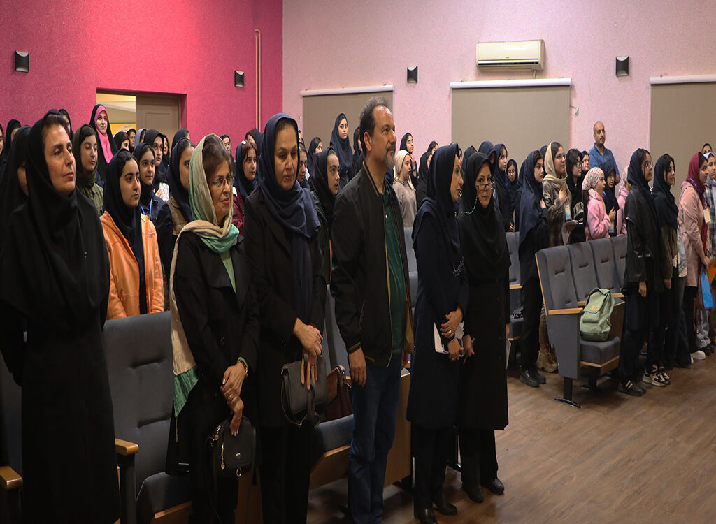 مربیام و برای شکفتن غنچهها میکوشم