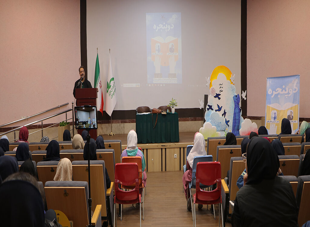 مربیام و برای شکفتن غنچهها میکوشم