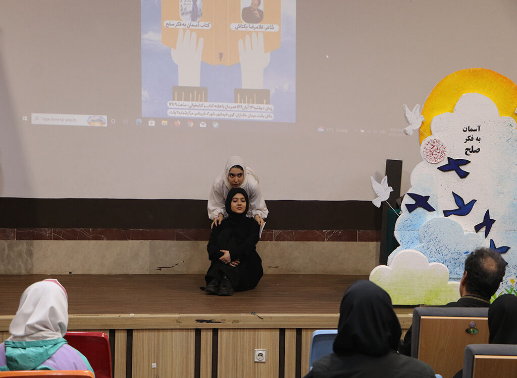 مربیام و برای شکفتن غنچهها میکوشم