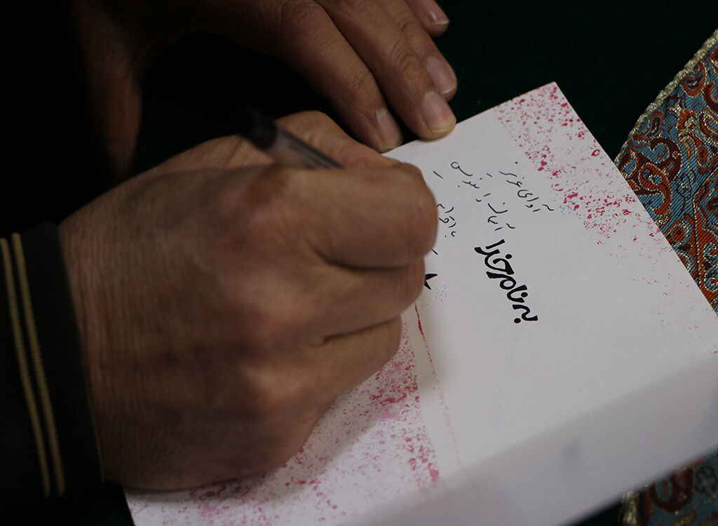 مربیام و برای شکفتن غنچهها میکوشم