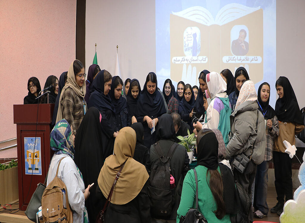 مربیام و برای شکفتن غنچهها میکوشم