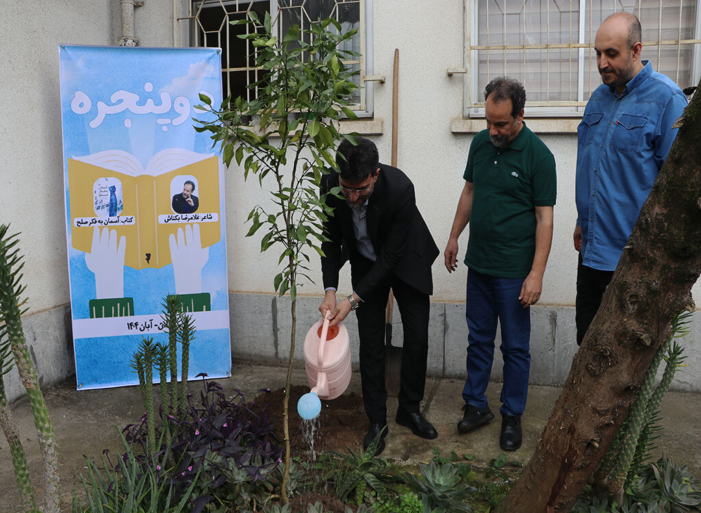 مربیام و برای شکفتن غنچهها میکوشم