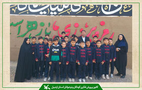 بازدید اعضای مرکز شماره یک کانون پارس‌آباد از نمایشگاه یاس کبود