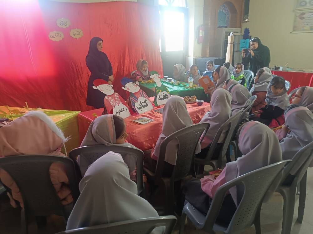 افتتاح کافه کتاب «دانایی» و اجرای نمایش عروسکی، لحظاتی شاد و آموزنده را برای کودکان رقم زد