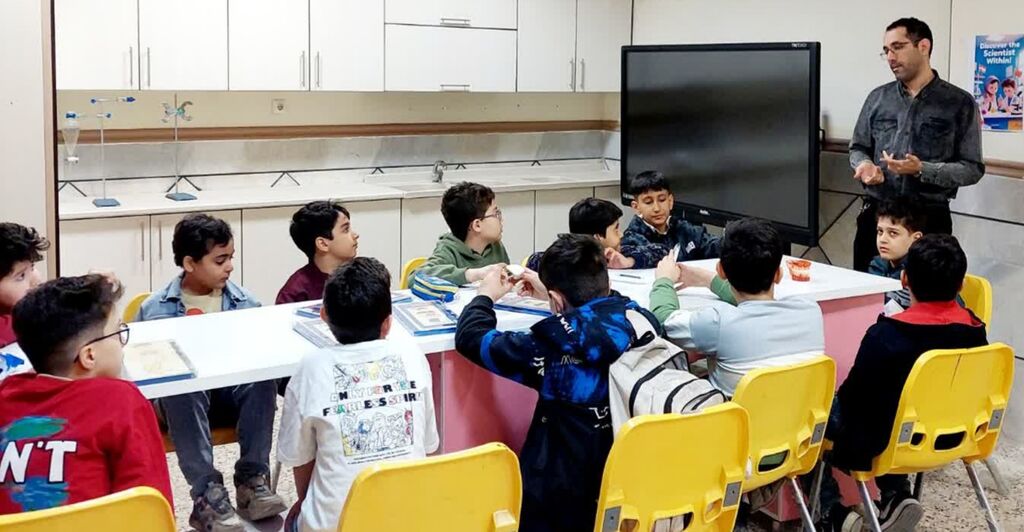 مرکز شماره ۴ کانون کرمانشاه با "شگفتیهای علم در قلمرو کتاب"