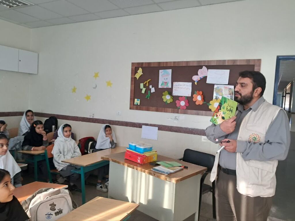 مربیان سیار کانون همدان در هفته کتاب؛ سفر به دل روستاها با کولهباری از کتاب و قصه