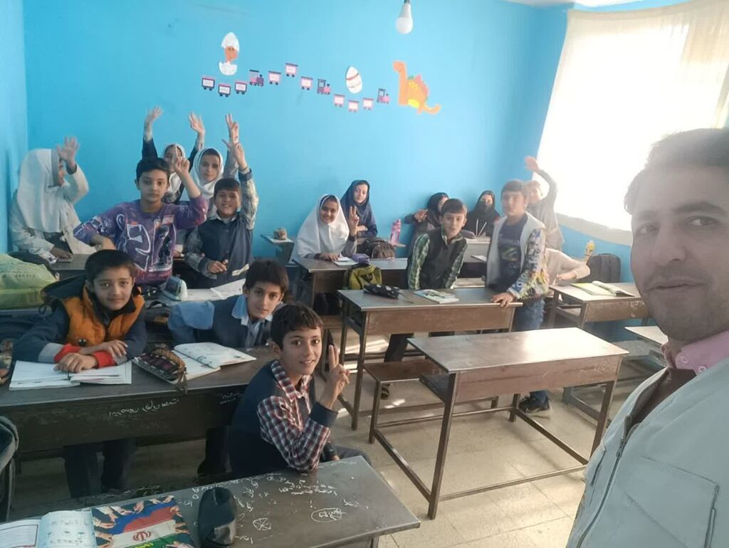 مربیان سیار کانون همدان در هفته کتاب؛ سفر به دل روستاها با کولهباری از کتاب و قصه