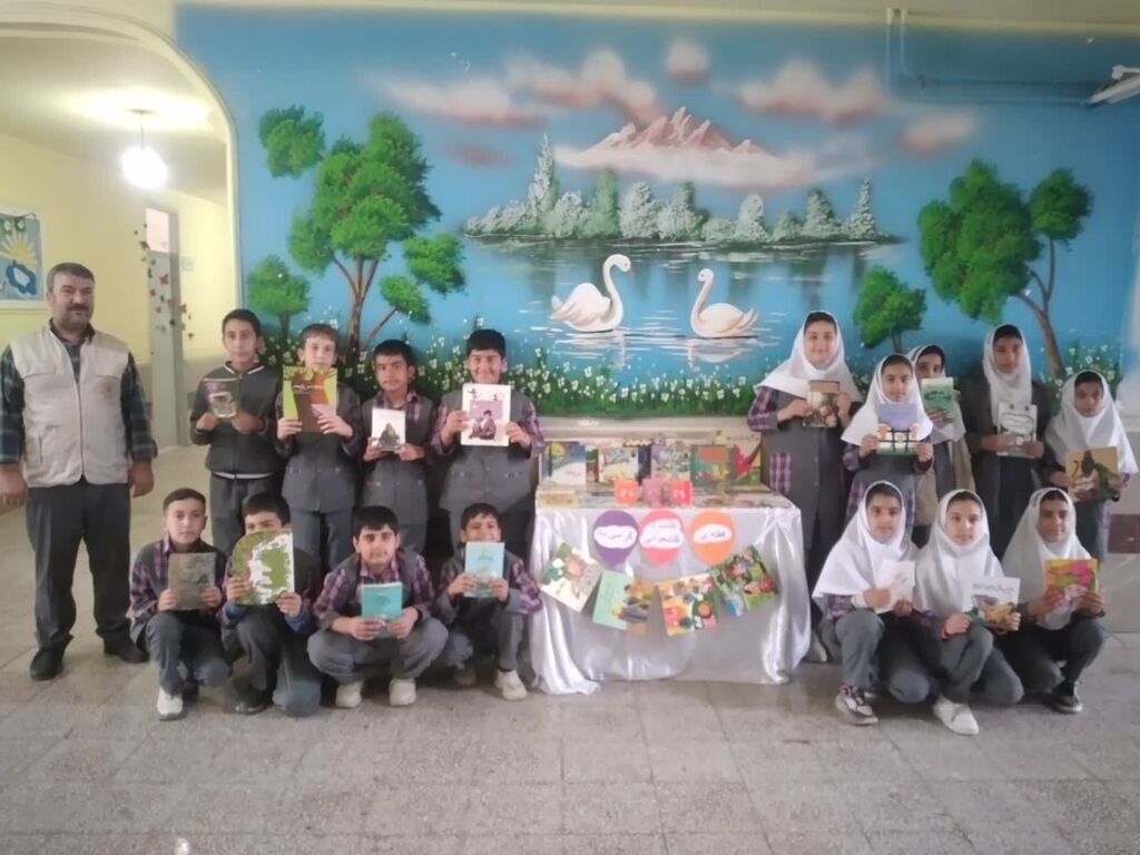 مربیان سیار کانون همدان در هفته کتاب؛ سفر به دل روستاها با کولهباری از کتاب و قصه