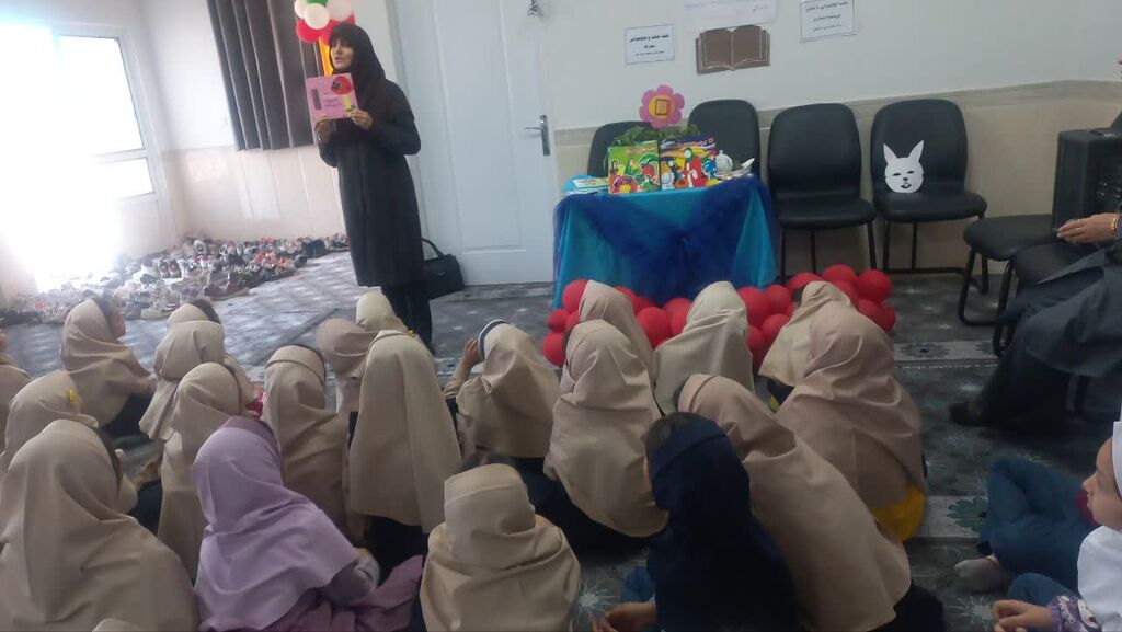 مربیان مرکز ۵ مشهد میهمان دانش‌آموزان در هفته کتاب