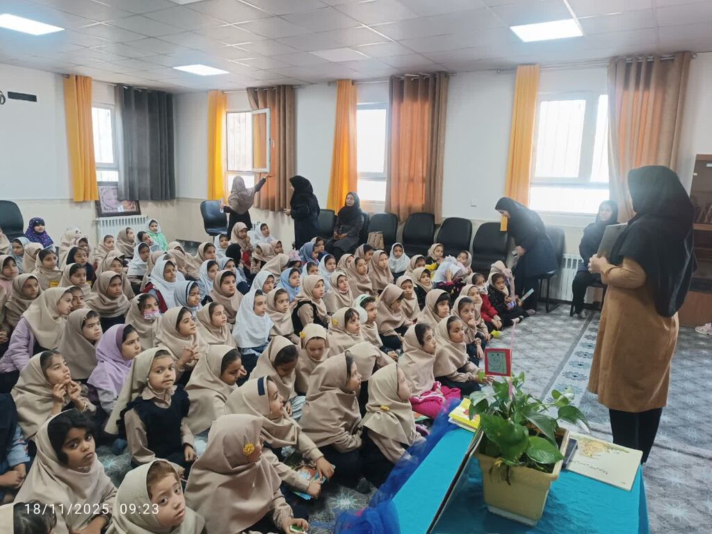 مربیان مرکز ۵ مشهد میهمان دانشآموزان در هفته کتاب
