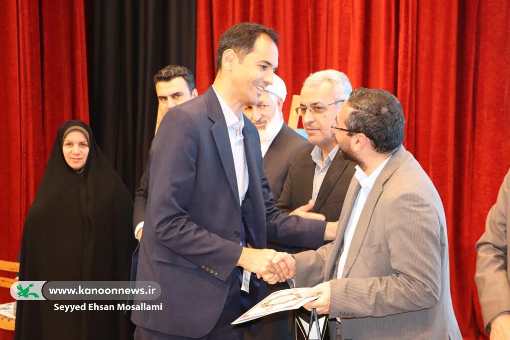 آیین رونمایی از جدیدترین تقریظ رهبری در هفته کتاب