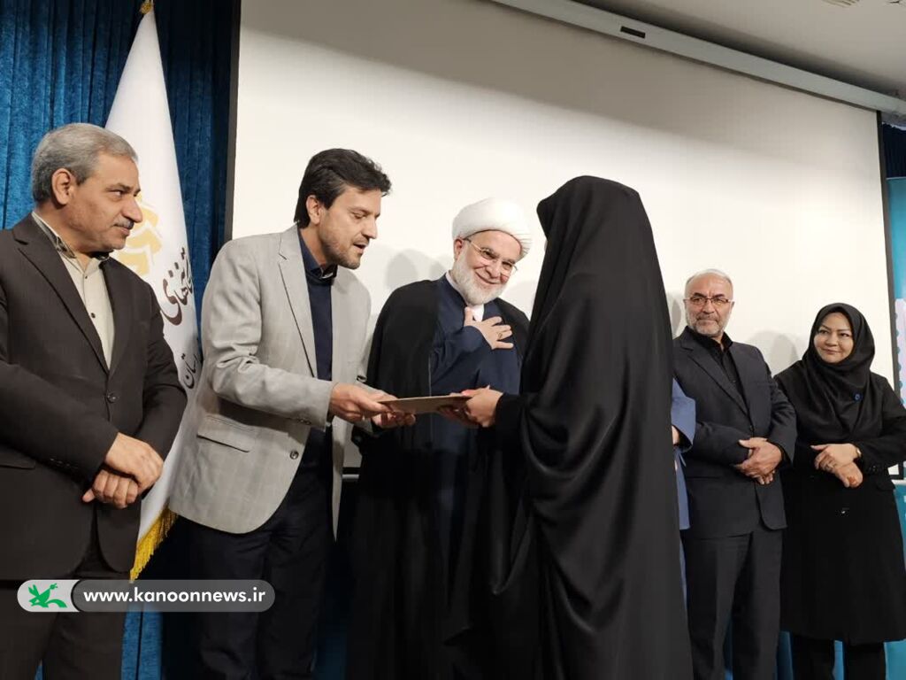 مراسم تقدیر از کودکان و نوجوانان کتاب‌خوان در کتابخانه امام خامنه‌ای (مدظله العالی) شهر سنندج