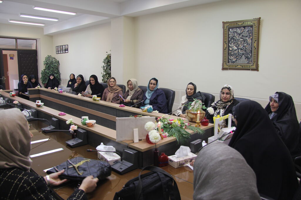 هم‌نشینی صمیمی «به صرف چای و کتاب» به مناسبت هفته کتاب