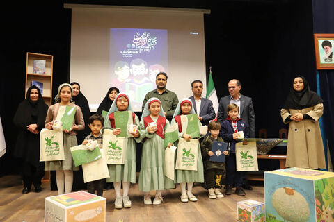 گرامیداشت هفته کتاب با حضور مسئولان و تجلیل از کتاب‌خوانان برتر در کانون اردبیل