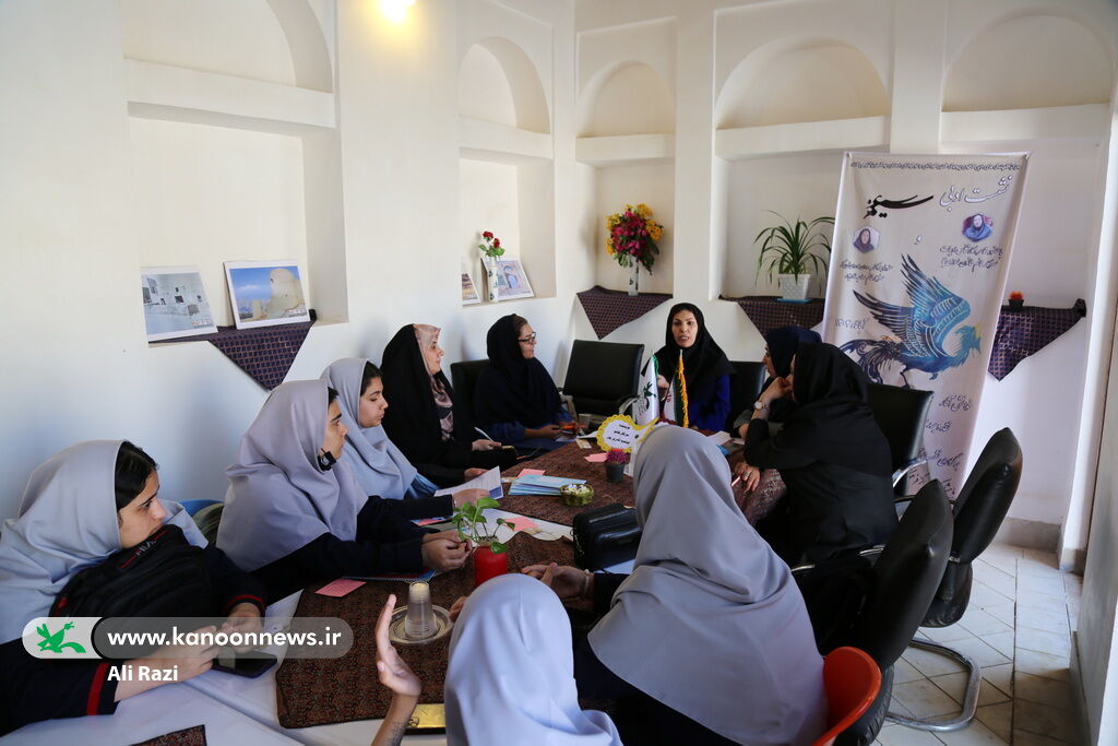 "سیمرغ" در قلعه تاریخی کلات تنگستان نشست