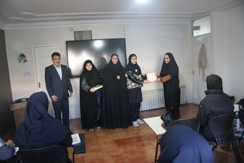 تقدیر مدیرکل کانون از دنیز محمدی، کانون‌یار فعال کانون استان