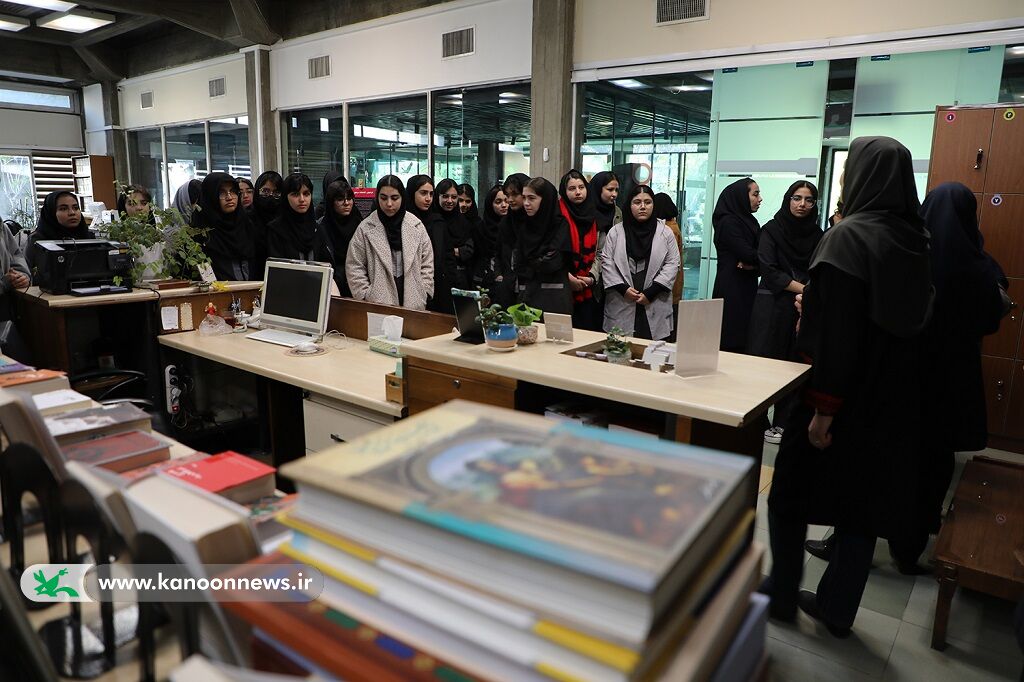 بازدید هنرجویان هنرستان از کتابخانه مرجع کانون در هفته کتاب
