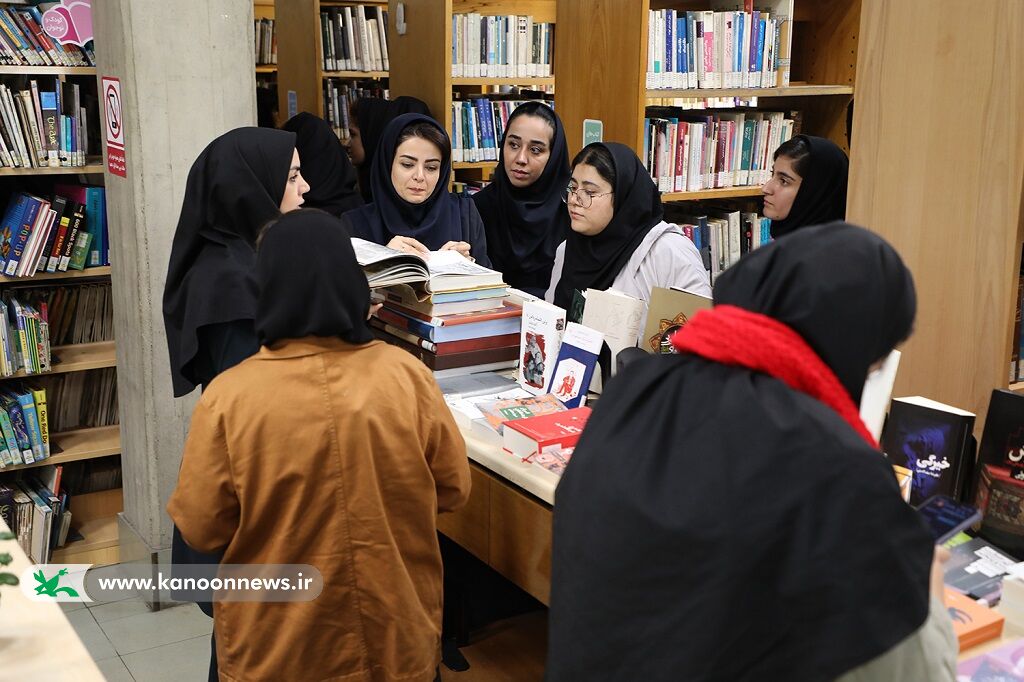 بازدید هنرجویان هنرستان از کتابخانه مرجع کانون در هفته کتاب