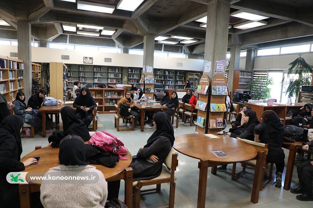 بازدید هنرجویان هنرستان از کتابخانه مرجع کانون در هفته کتاب