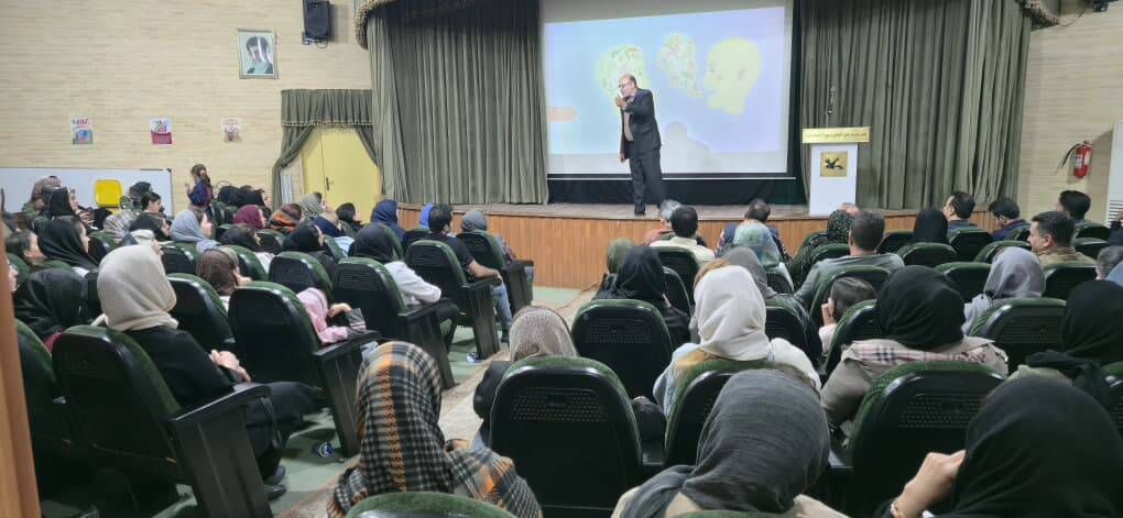 کانون زبان فارس با نشست تخصصی والدین، همدلی و مشارکت در آموزش را تقویت کرد