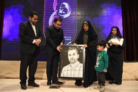 تجلیل مدیرعامل کانون از فرزند خردسال شهید شهباز در سمنان