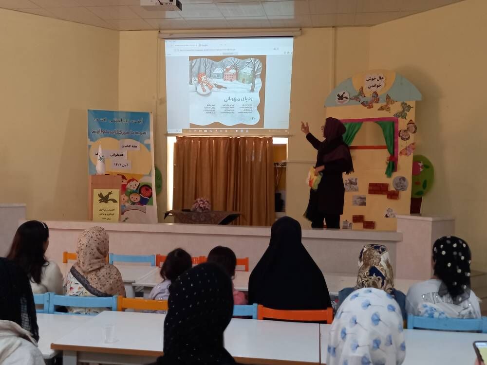 نخستین نشست کتابخانه‌ای «دو پنجره» کانون مرکز زرین‌دشت برگزار شد