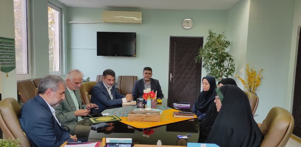 مدیرکل کانون آذربایجانغربی لوح تقدیر وزیر فرهنگ و ارشاد اسلامی را دریافت کرد