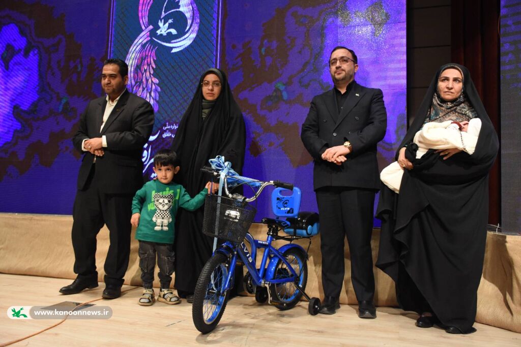 تجلیل مدیرعامل کانون از فرزند خردسال شهید شهباز در سمنان